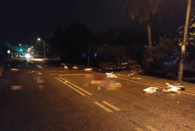Sisa daging babi yang dilaporkan bertaburan di Jalan Pokok Tampang menghala ke Lahar Yooi di Kepala Batas pada pagi Sabtu.