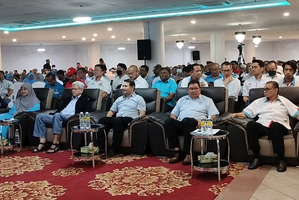 Mohd Rafizi (tengah) hadir ke Konvensyen PKR Kedah dan Pulau Pinang di Sungai Petani pada Sabtu.