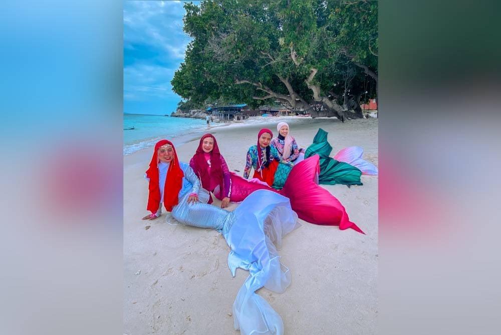 Nur Fathiyah Mahfuz (dua, kiri) bersama Nazeyra Fadzaauny (kiri), Noor Syafika Nadhirah Hilaluddin (dua, kanan) dan Siti Tettie Hidayati Mohyi memperagakan kostum yang digunakan ketika berenang dan beraksi sebagai duyung. - Foto Bernama