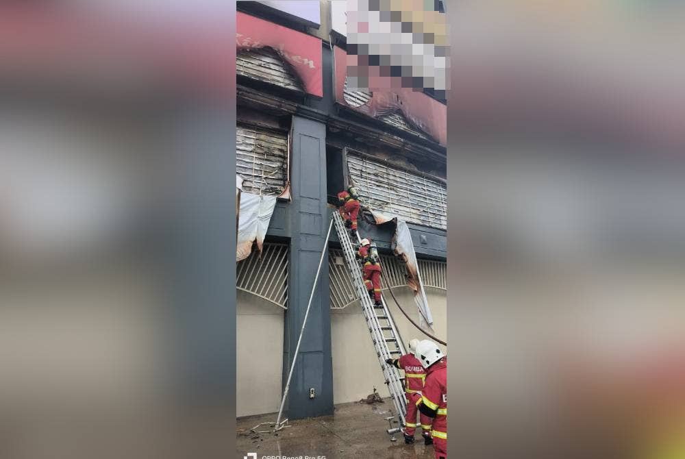 Anggota bomba sedang menjalankan kerja pemadaman sebuah unit kedai kasut dalam sebuah pusat beli belah di Serdang musnah terbakar dalam kejadian pada Ahad.