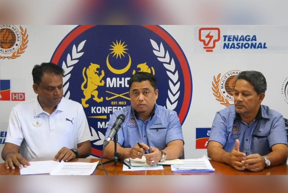 Hasnizam (tengah) menjelaskan penganjuran karnival hoki 5s untuk kategori B-11 dan B-15 sebagai usaha menggalakan pembangunan hoki di peringkat akar umbi.