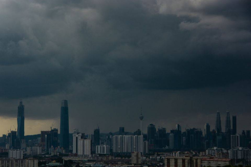 Ribut petir, hujan lebat dan angin kuat dijangka berlaku di sembilan negeri sehingga 7 petang Ahad. - Foto Bernama