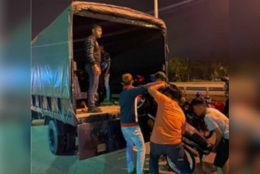 Motosikal turut disita dalam satu operasi samseng jalanan yang dijalankan di sekitar pekan Parit Raja pada Sabtu dalam usaha membanteras aktiviti tidak sihat berkenaan.