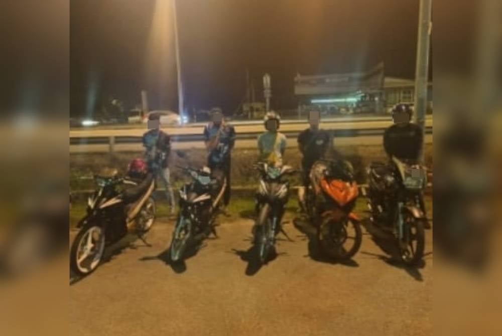 Sebahagian daripada penunggang motosikal yang ditahan kerana menunggang dengan berbahaya dalam operasi samseng jalanan di sekitar pekan Parit Raja pada Sabtu.