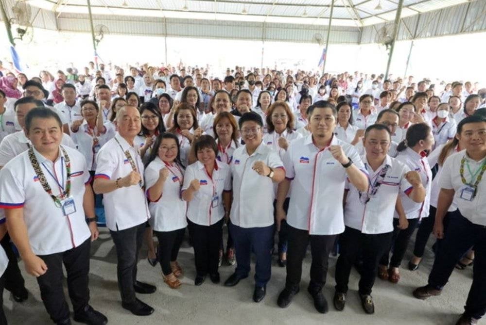 Ewon bergambar bersama ahli-ahli Pergerakan Wanita, Pemuda dan Generasi Muda UPKO pada mesyuarat tritahunan ke-16 UPKO di Dewan Gawir Penampang pada Sabtu.
