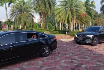 Anwar sempat melambai tangan kepada petugas media pada Ahad di luar pintu masuk Kompleks Seri Perdana.