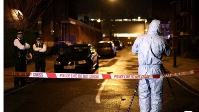 Polis dan anggota medik dari Perkhidmatan Ambulans London dikerah ke lokasi kejadian. Foto Reuters. 