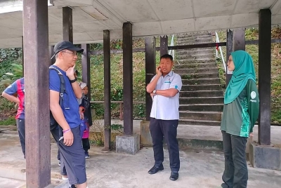 Saleh (tengah) ketika meninjau keadaan di sekitar Gunung Angsi, pada Ahad.