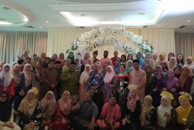 Muhammad Nasir bergambar bersama warga kerja SK Tanjong Malim pada Majlis Tautan Kasih Untaian Mesra anjuran Bakes di Bukit Beruntung Golf & Country Club pada Ahad.