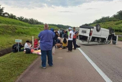 Van dinaiki sembilan perwakilan Wanita UMNO Bahagian Kemaman, Terengganu terlibat kemalangan di Lebuhraya Pantai Timur pada Sabtu. - Foto: FB Noraini Ahmad