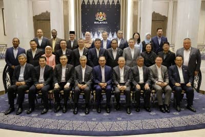 Anwar (duduk, tengah) bersama barisan jemaah menteri bagi sesi permukiman untuk membincangkan hala tuju dan menetapkan petunjuk prestasi utama (KPI) setiap kementerian di Kompleks Seri Perdana pada Ahad. - Foto Bernama