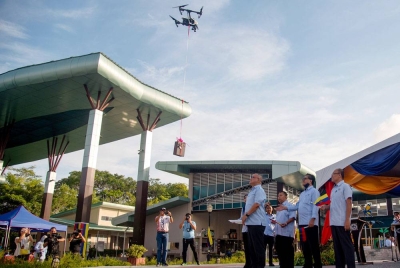 Rithuan (depan) menyempurnakan gimik pelancaran Kempen Kibar Bendera Wilayah Persekutuan sempena Sambutan Hari Wilayah Persekutuan 2023 peringkat Labuan pada Ahad. - Foto Bernama