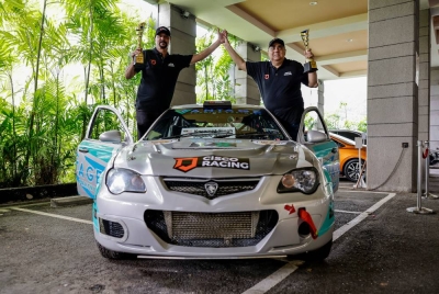 Karamjit dan pembantu pemandu, Jagdev Singh bersama menjulang piala ‘Malaysian National Rally Championship’ (MNRC) 2022 di atas kereta Proton Gen 2 setelah berjaya menjadi juara perlumbaan tersebut pada Ahad. - Foto Bernama