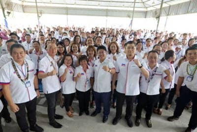 Ewon bergambar bersama ahli-ahli Pergerakan Wanita, Pemuda dan Generasi Muda UPKO pada mesyuarat tritahunan ke-16 UPKO di Dewan Gawir Penampang pada Sabtu.

