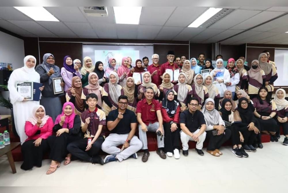 Kesemua yang hadir bergambar sempena program We Care We Share pada Isnin. - Foto UMK