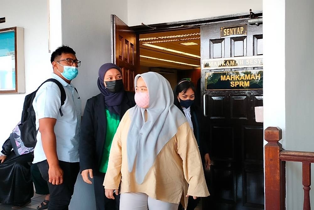 Nurul Ain (dua dari kiri) mengaku tidak bersalah di Mahkamah Sesyen, di sini pada Isnin.