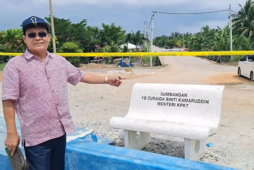 Zulkafperi menunjukkan kawasan Pantai Sungai Kajang diletakkan pita pelekat setelah disita Jabatan Perhutanan Negeri Selangor pada 10 Januari lalu.