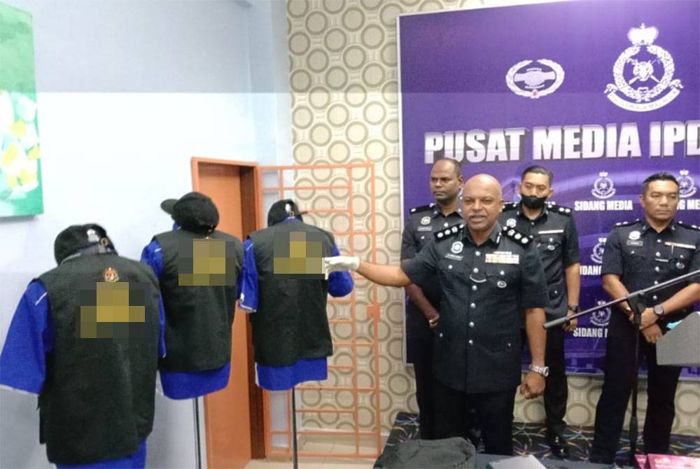 Anbalagan menunjukkan jaket yang digunakan ketiga-tiga suspek yang menyamar sebagai pegawai KKM ketika menjalankan kegiatan pemerasan pada sidang akhbar di IPD Serdang di sini pada Isnin.