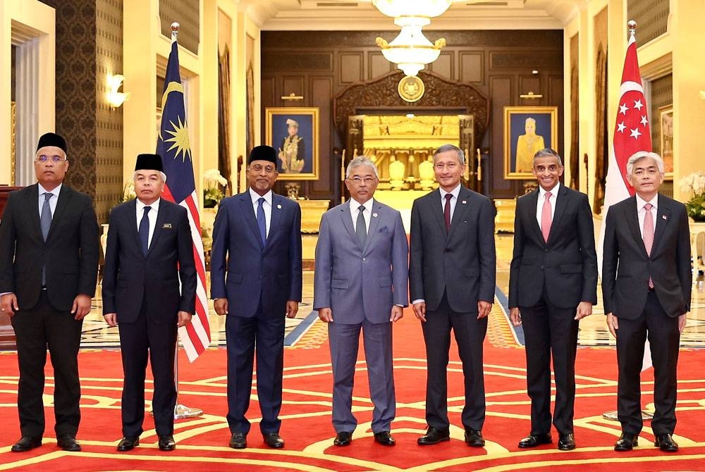 Yang di-Pertuan Agong Al-Sultan Abdullah Ri'ayatuddin Al-Mustafa Billah Shah (empat, kiri) berkenan menerima kunjungan hormat Menteri Luar Singapura Dr Vivian Balakrishnan (tiga, kanan) di Istana Negara pada Isnin. Turut kelihatan Menteri Luar Datuk Seri Dr Zambry Abdul Kadir (tiga, kiri). - Foto Bernama.