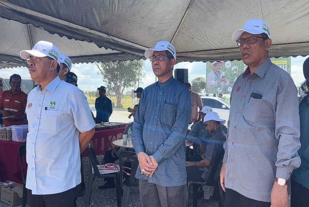 Ahmad Faisol (tengah) ketika hadir ke Majlis Pelancaran Menuai Padi Musim 1/2023 Smart Sawah Berskala Besar Asnaf Lembaga Zakat Negeri Kedah di Kampung Padang Lumat, Yan, pada Isnin.