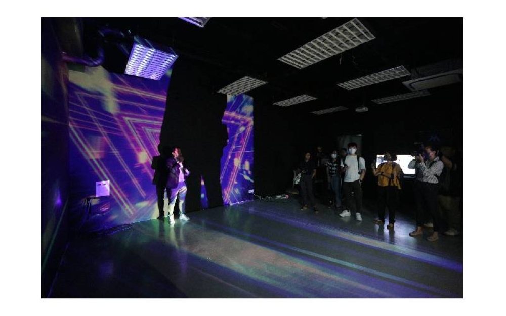 Din mempamerkan cara kita berinteraksi dengan persekitaran kita melalui karya seni Pemetaan Unjuran 3D untuk mempromosikan permainan, penglibatan dan komunikasi.