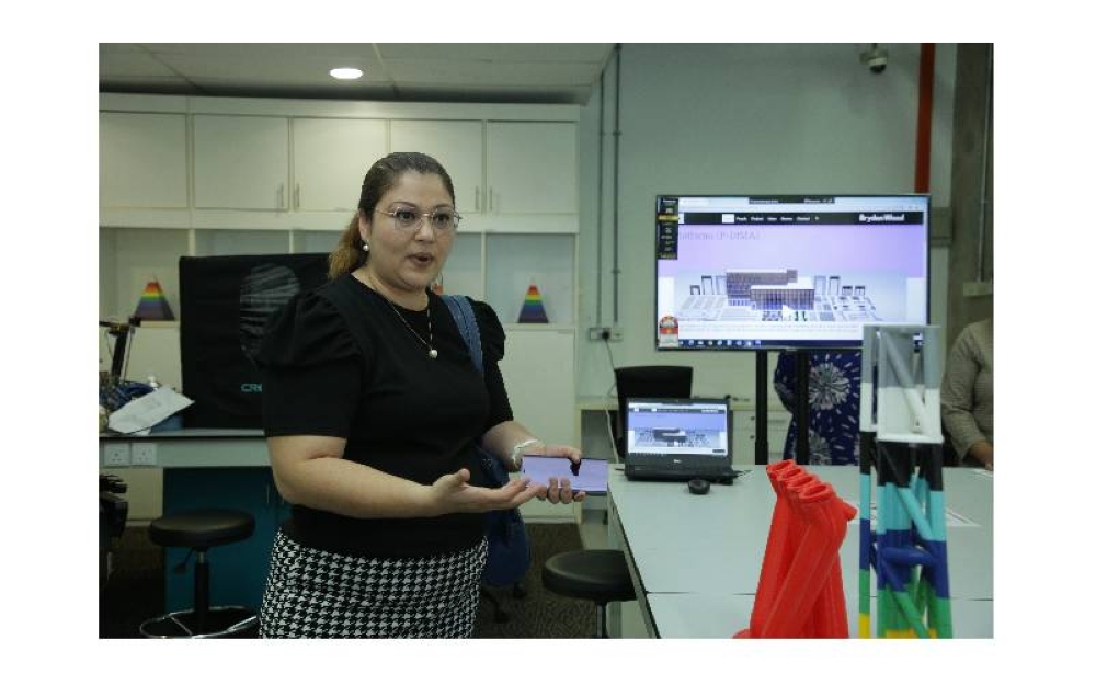 Dr Sujatavani berkongsi bagaimana Reka Bentuk Cetakan 3D untuk Pembuatan dan Pemasangan (DfMA) adalah amalan yang bertujuan untuk mengurangkan kos dan kerumitan bahagian atau produk untuk dibuat. ia lebih mudah dan lebih menjimatkan untuk dikeluarkan, serta menghapuskan perubahan yang berlebihan di hadapan - memastikan pembinaan bangunan berkualiti dengan lebih cepat, cekap dan mampan.