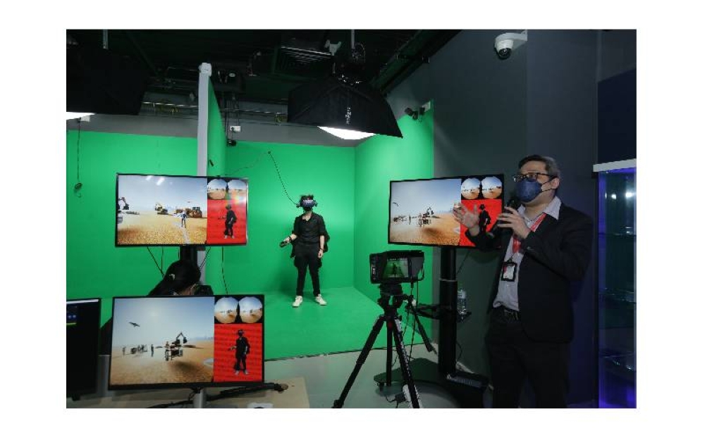 Lim Jia Sheng, pelajar Sarjana Muda Reka Bentuk (Kepujian) tahun ketiga Taylor's University dalam Media Kreatif sedang menjalani pengalaman pembelajaran berasaskan kerjanya di VORTEX XR Lab menjalankan lawatan dan pemeriksaan tapak maya.