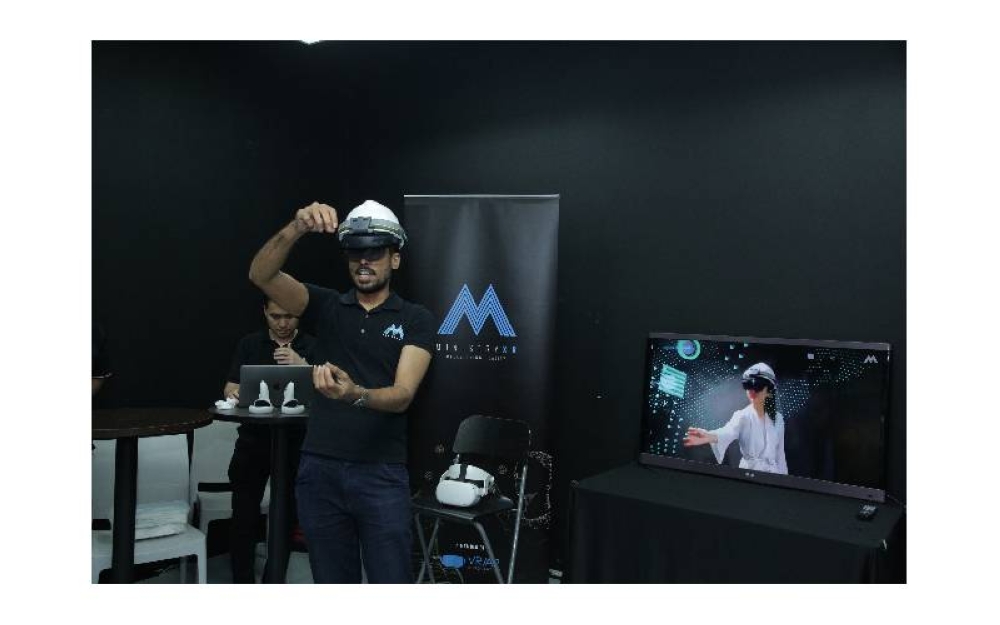 Rakan kongsi industri pembelajaran berasaskan kerja Ijazah Sarjana Muda Reka Bentuk Spatial Interaktif (Kepujian) Taylor, Kementerian XR mempamerkan projek interaktif mereka menggunakan HoloLens.