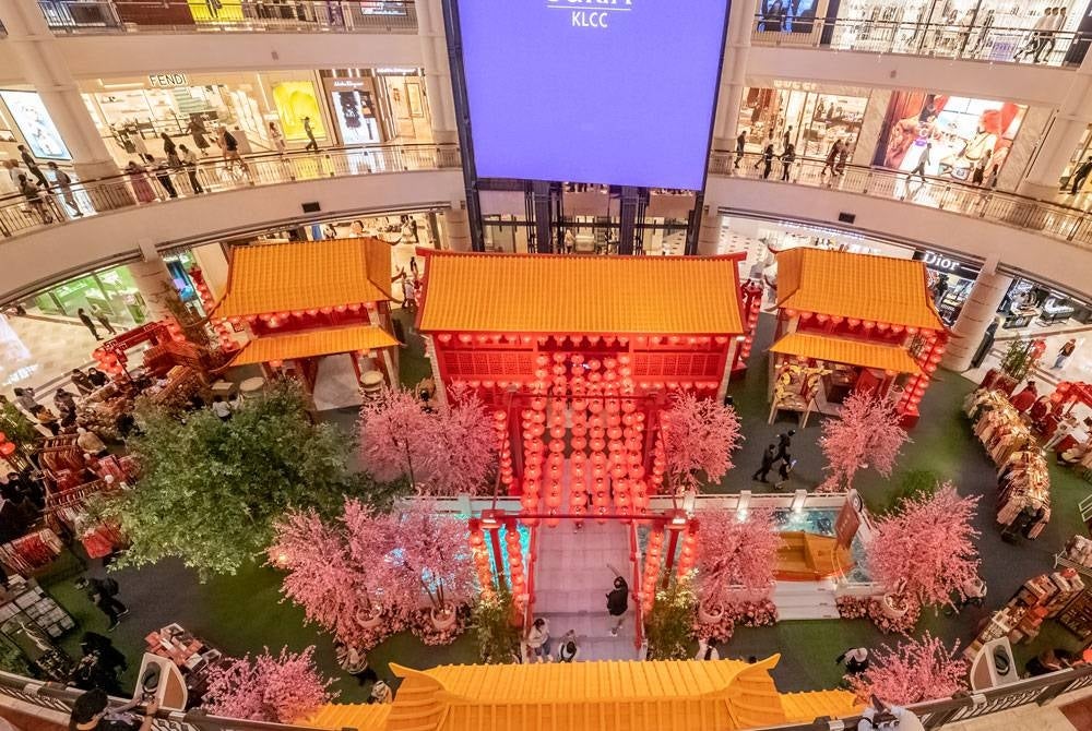 Centre Court Suria KLCC dihiasi dekorasi seperti bandar purba di negara China sempena Tahun Baharu Cina.