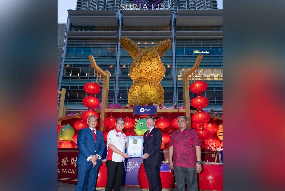 Michael (dua dari kiri) menyampaikan sijil MBOR Replika Arnab Terbesar di Malaysia yang Disaluti Syiling Emas kepada Andrew (dua dari kanan) pada Selasa.