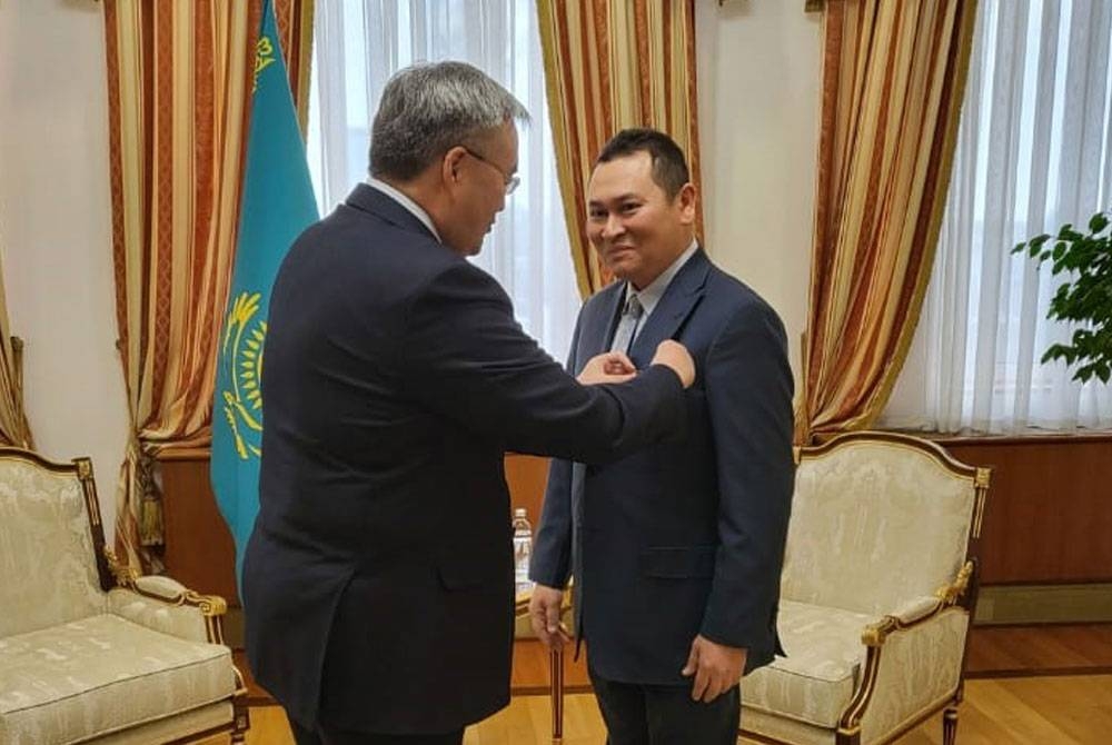 Tileuberdi menyematkan pingat ‘Friendship Darjah Kedua’ kepada Syed Bakri baru-baru ini.