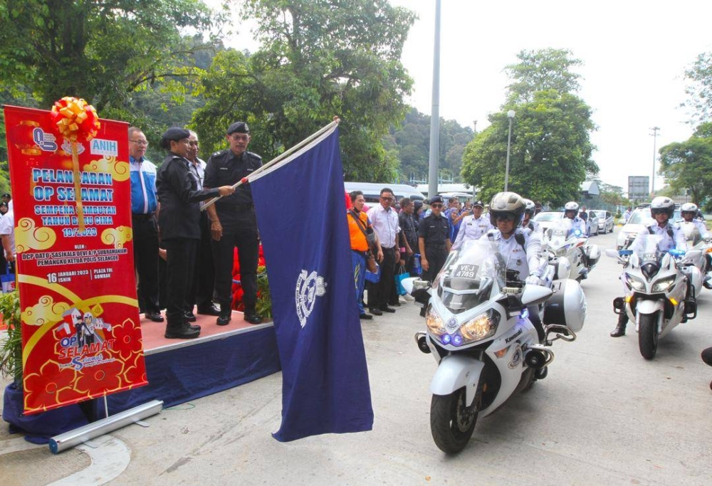 Sasikala Devi melancarkan Op Selamat sempena Tahun Baru Cina di Plaza Tol Gombak.