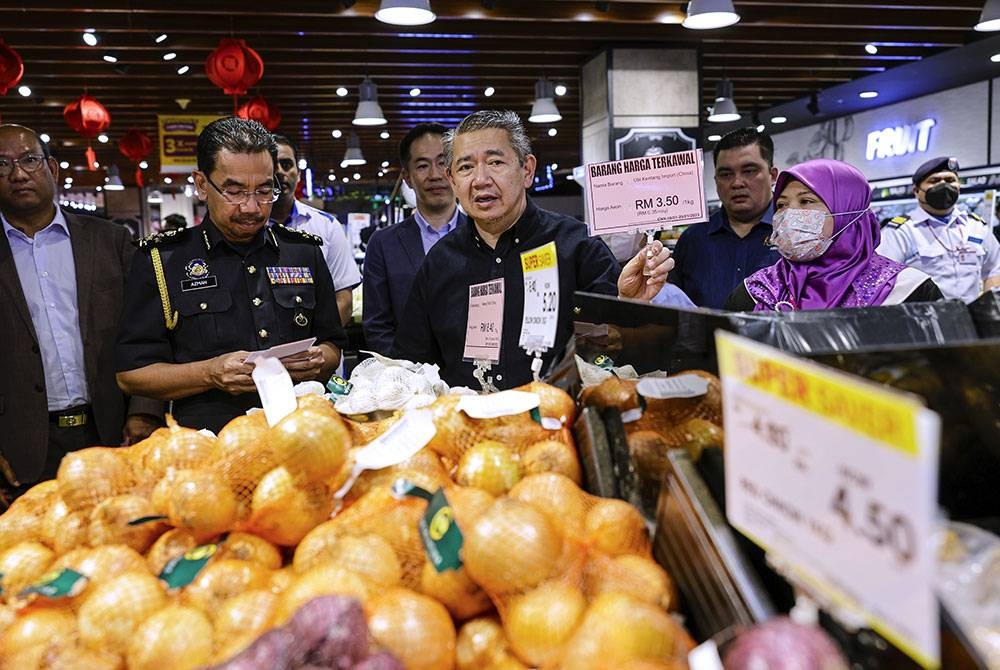 Menteri Perdagangan Dalam Negeri dan Kos Sara Hidup Datuk Seri Salahuddin Ayub meninjau harga bawang putih dan ubi kentang import putih yang termasuk dalam harga barangan terkawal ketika mengadakan lawatan sempena pelaksanaan Skim Harga Maksimum Musim Perayaan Tahun Baharu Cina 2023 di AEON Mid Valley hari ini.