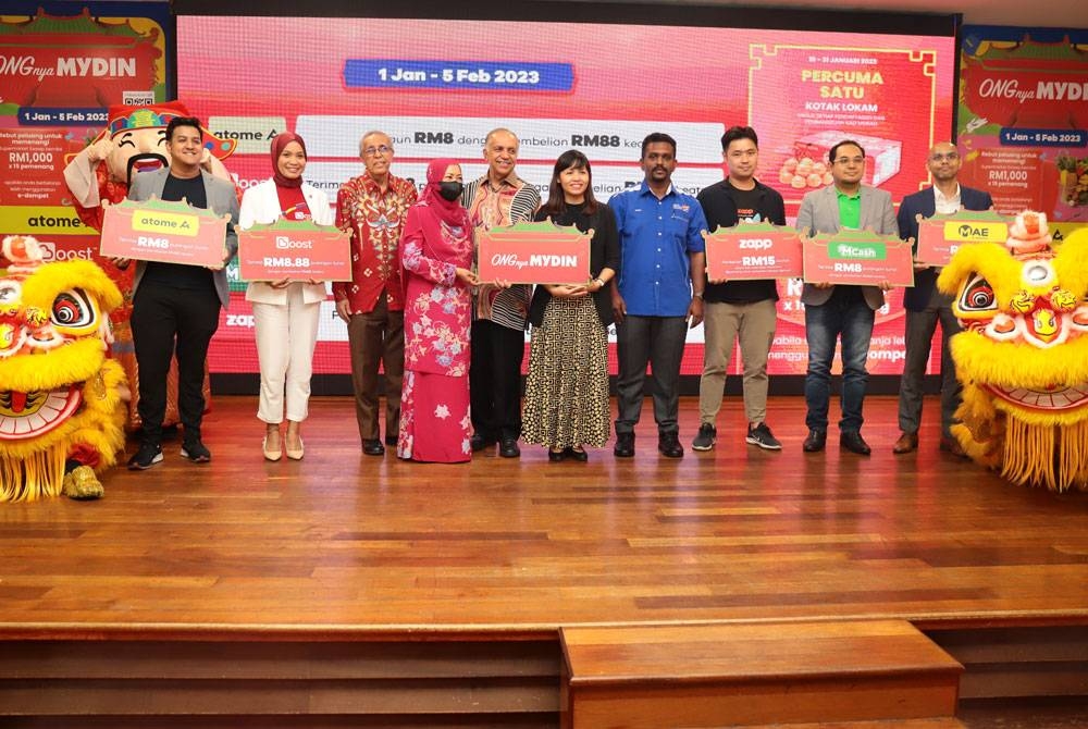 Ameer (lima kiri) dan Nie Ching (lima kanan) bersama lima wakil syarikat e-dompet yang menyertai Kempen ONGnya Mydin.