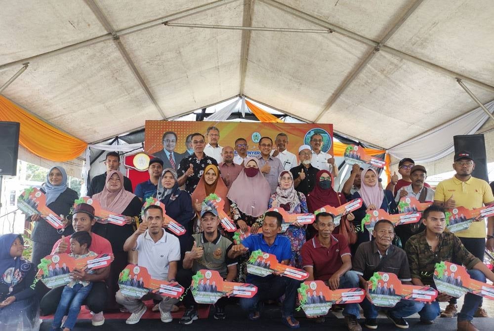 Ahmad Samsuri bersama sebahagian penerima RMM Tajin Sejahtera, di sini pada Isnin.