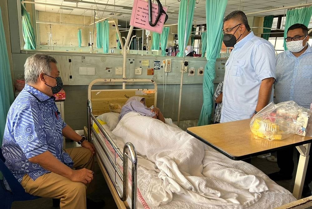 Megat Zulkarnain (dua dari kanan) menziarahi seorang perwakilan UMNO yang masih dirawat di hospital.