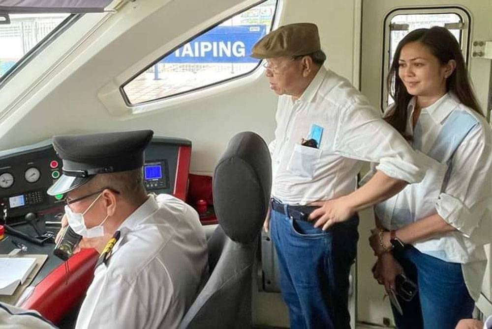 Sultan Sharafuddin (tengah) dan Tengku Permaisuri Norashikin berkenan melawat ke kokpit ETS.