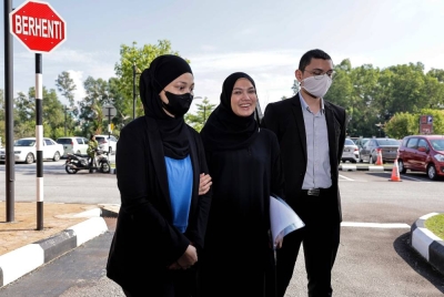 Puteri Sarah (tengah) hadir di Mahkamah Rendah Syariah Kuala Lumpur hari ini bagi memfailkan permohonan cerai terhadap suaminya yang juga pengarah terkenal, Syamsul Yusof. - Foto Bernama