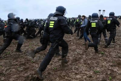 Lebih 70 anggota penguat kuasa cedera semasa polis cuba menyuraikan tunjuk perasaan antilombong arang batu di perkampungan Lutzerath, Jerman barat. - Foto AFP
