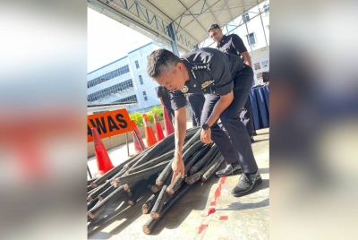 Mohd Shuhaily menunjukkan kabel yang dirampas pihaknya di Ibu Pejabat Polis Kontinjen Pulau Pinang, Georgetown pada Isnin.