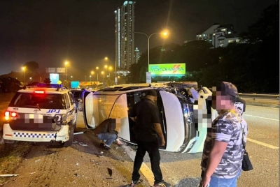 Seorang anggota JPJ cedera dalam kemalangan melibatkan dua buah kenderaan di kawasan selepas Plaza Tol Damansara menghala Lebuhraya Baru Lembah Klang (NKVE) di sini pada Ahad.