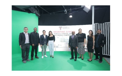 Pengarah VORTEX XR Lab; Din Tan Chin Seng (tiga, kiri), Dekan Eksekutif, Fakulti Inovasi dan Teknologi, Profesor Dr David Asirvatham (lima, kiri) ; Pengarah Program Ijazah Sarjana Muda Sains (Kepujian) dalam Pengurusan Pembinaan Digital Lestari, Dr Sujatavani Gunasagaran (enam, kiri) pada pelancaran program fokus futuristik.