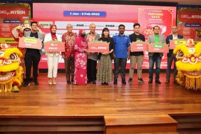 Ameer (lima kiri) dan Nie Ching (lima kanan) bersama lima wakil syarikat e-dompet yang menyertai Kempen ONGnya Mydin.