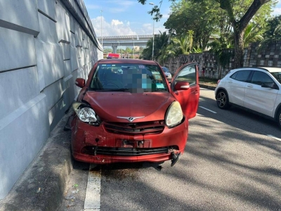 Sebuah Perodua Myvi terbabas setelah melanggar jentera bomba sebelum melanggar sebuah lagi kenderaan lain dalam kemalangan di Lebuhraya Damansara-Puchong pada Isnin.