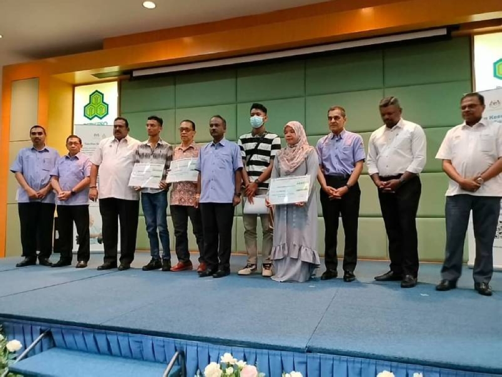 Sivakumar (enam kiri) pada Majlis Penyerahan Faedah kepada waris SKSSR di Pejabat Perkeso Negeri Sembilan pada Isnin.