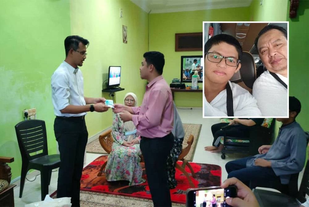 Mohd Fared ( kiri) menyampaikan bantuan MAINJ kepada Mohammad Nabil di Sri Gading Batu Pahat, pada petang Isnin.