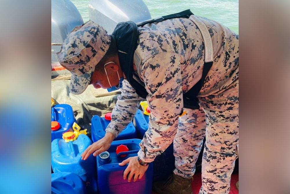 Anggota Maritim Selangor menemukan 26 tong jenis 'jerry can’ mengandungi 640 liter cecair disyaki minyak petrol dyang diletakkan di bahagian belakang bot terbabit. - Foto: Maritim Selangor
