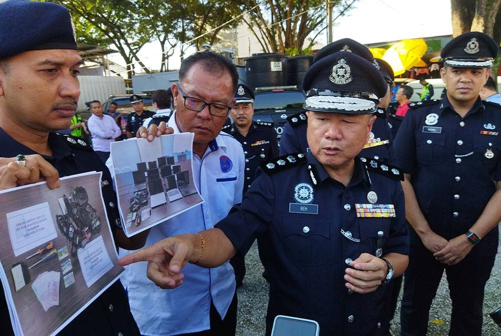 Beh Eng Lai menunjukkan gambar barangan yang dirampas