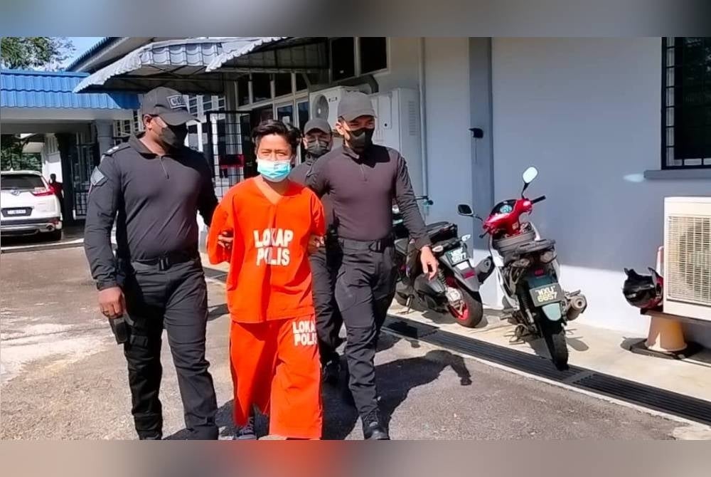 Tertuduh (tengah) didakwa pertuduhan membunuh sepupunya pada 7 Januari lalu diringi pegawai polis sebaik keluar dari mahkamah.