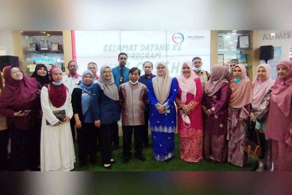 Sabariah (enam dari kanan) pada Program KPJ Qaseh di Hospital Pakar KPJ Pahang di Tanjung Lumpur pada Selasa.
